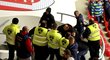 Pořadatelé v Českých Budějovicích zneškodňují agresivní sparťanské fanoušky, kteří dorazili z fotbalového utkání