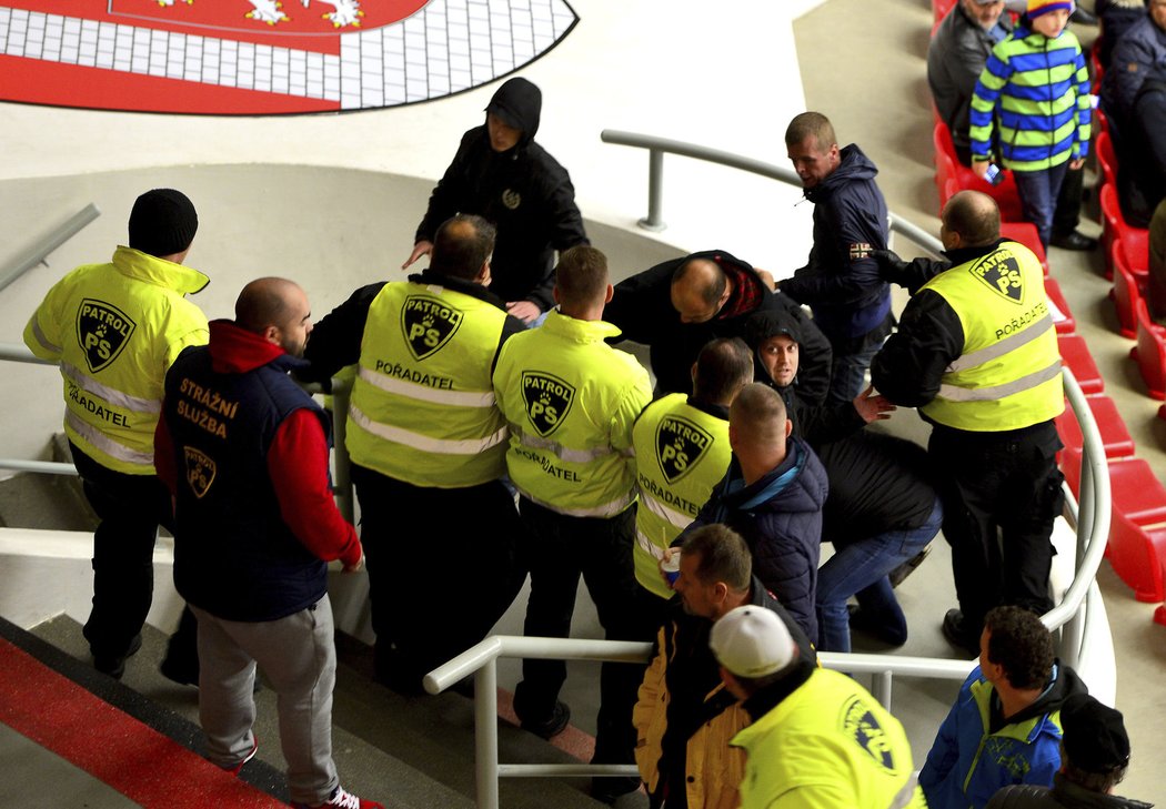 Pořadatelé v Českých Budějovicích zneškodňují agresivní sparťanské fanoušky, kteří dorazili z fotbalové utkání