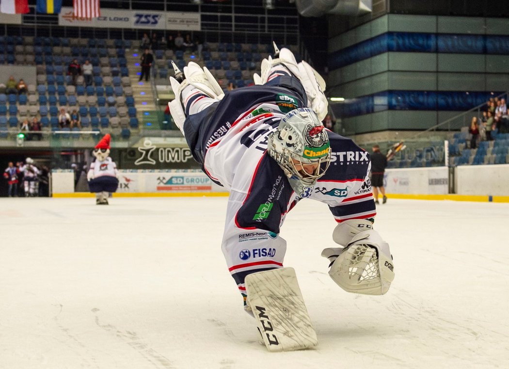 Dominik Pavlát oslavuje rybičkou vítězství Pirátů nad Slavií