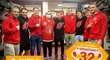 Hokejová Slavie podpořila v rámci akce O Kapku lepší hokej mladého odchovance Sebastiana Weitze (v roušce)