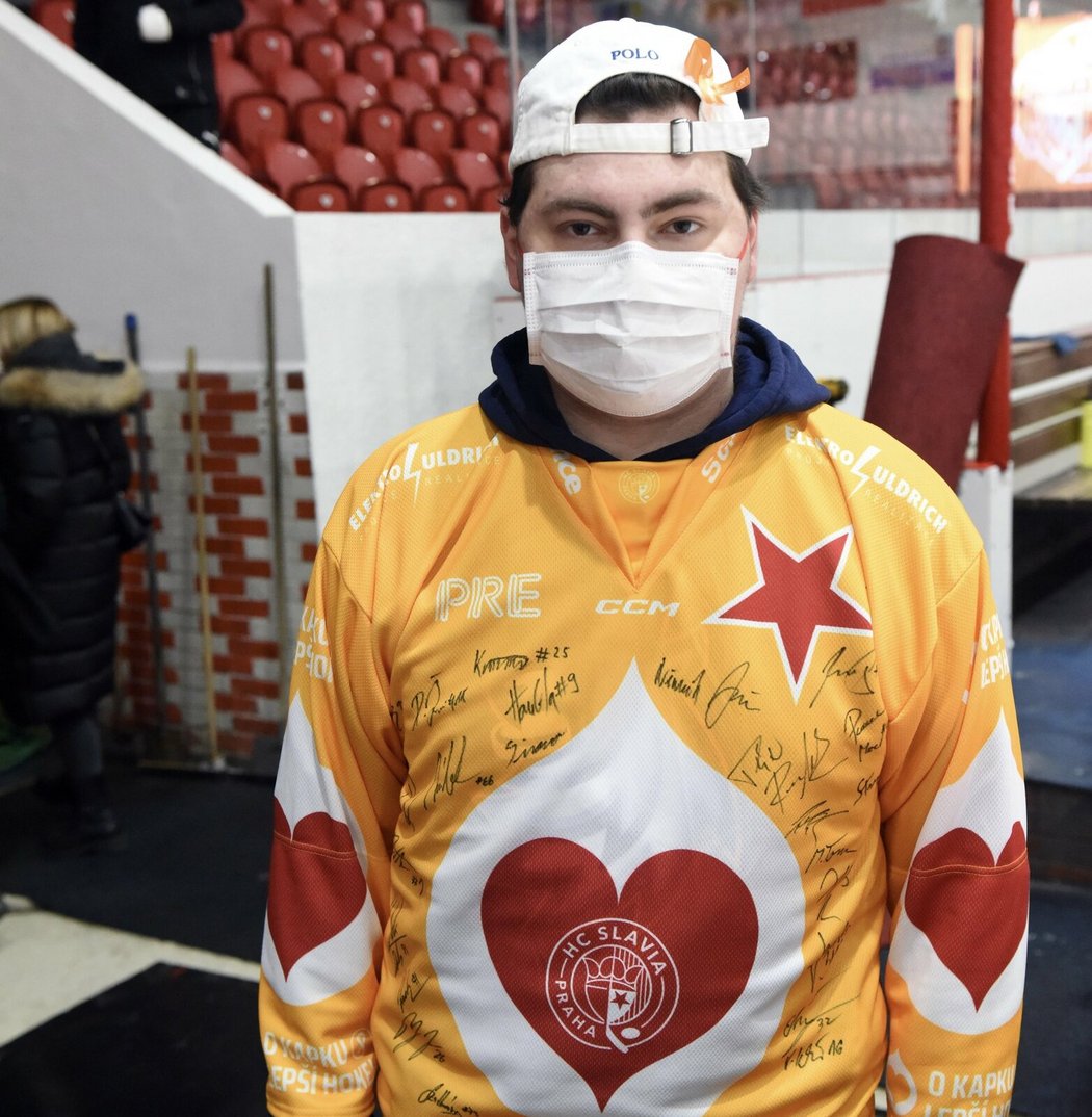 Obránce Slavie Sebastian Weitz, který od roku 2020 bojuje s leukémií se stal tváří charitativního projektu O Kapku lepší hokej