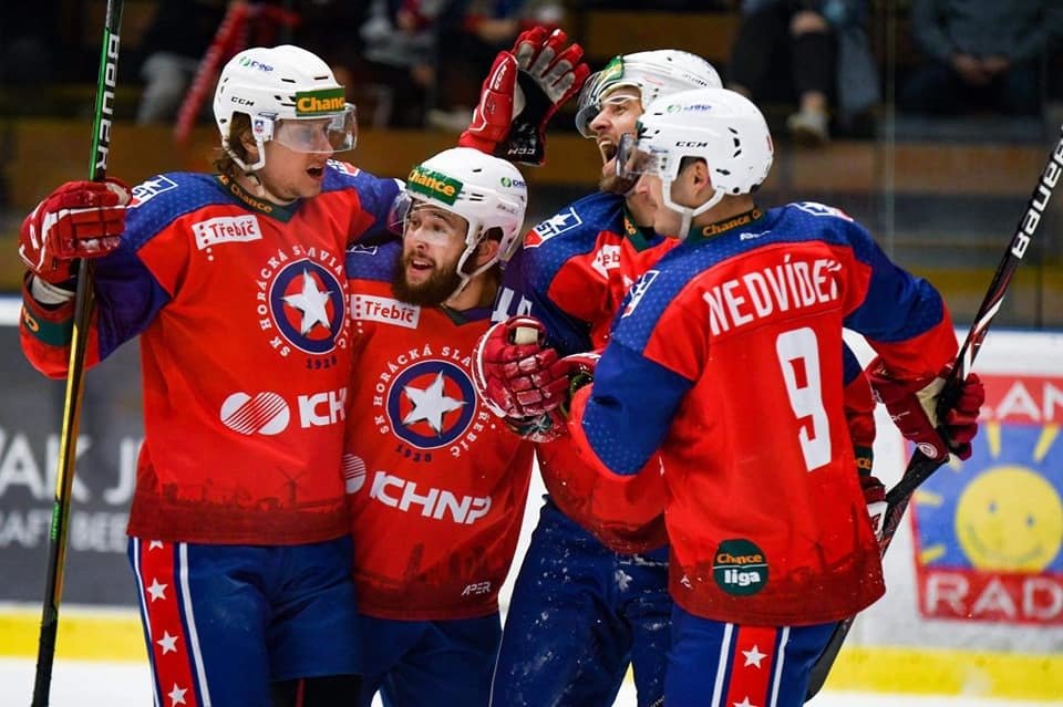 Hokejisté Třebíče se radují z gólu do sítě Vsetína