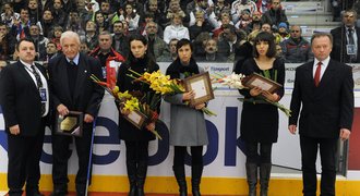 Partnerky zesnulých hokejistů v slzách: Pořád to hrozně bolí