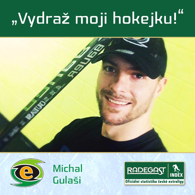 Michal Gulaši (Karlovy Vary) draží hokejku