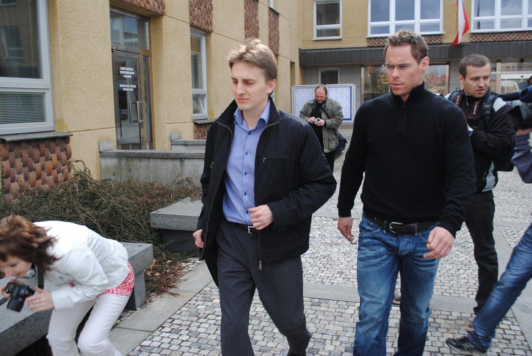 Radek Duda (vpravo) míří se svým obhájcem na karlovarský magistrát kvůli dopravnímu přestupku. Napadení důchodce ale skončí u soudu