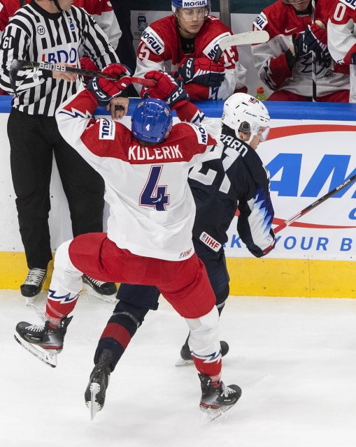 Brett Berard (v pozadí) a Radek Kučeřík (v popředí) během souboje o kotouč v zápase Česka s USA