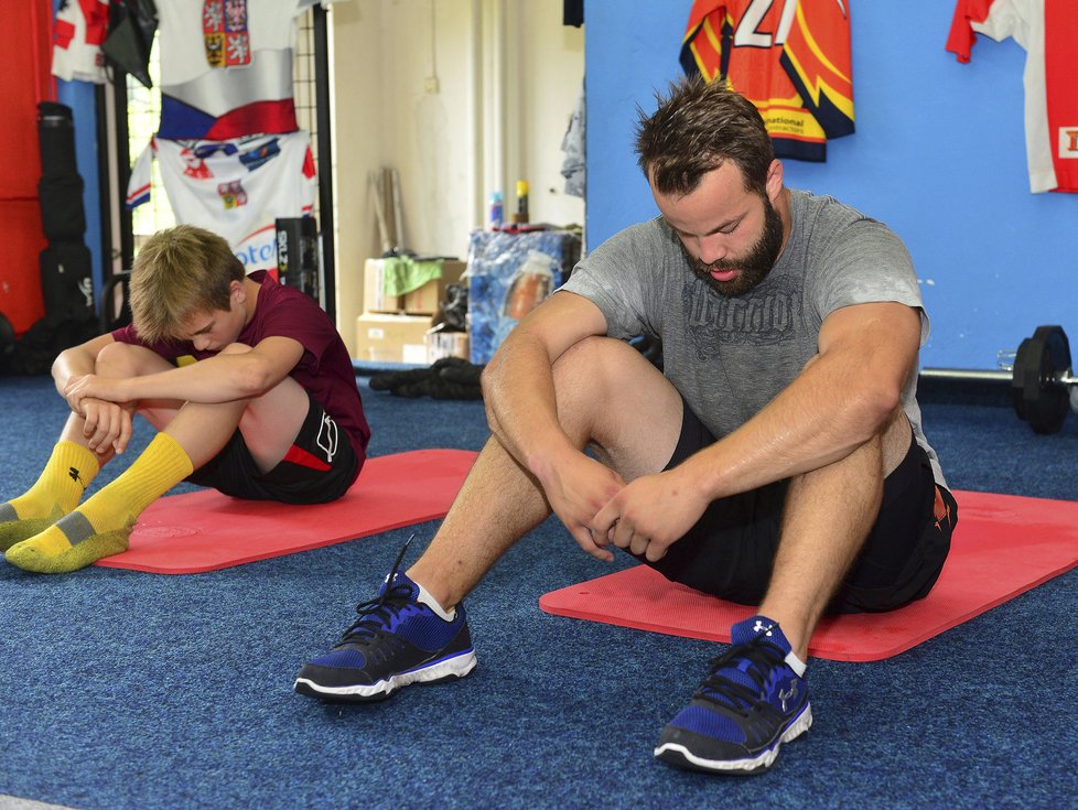 Vyřízený Radko Gudas při malé pauze v letní dřině