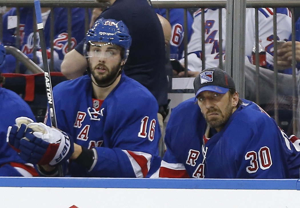 Brankář Henrik Lundqvist v utkání s Penguins střídal