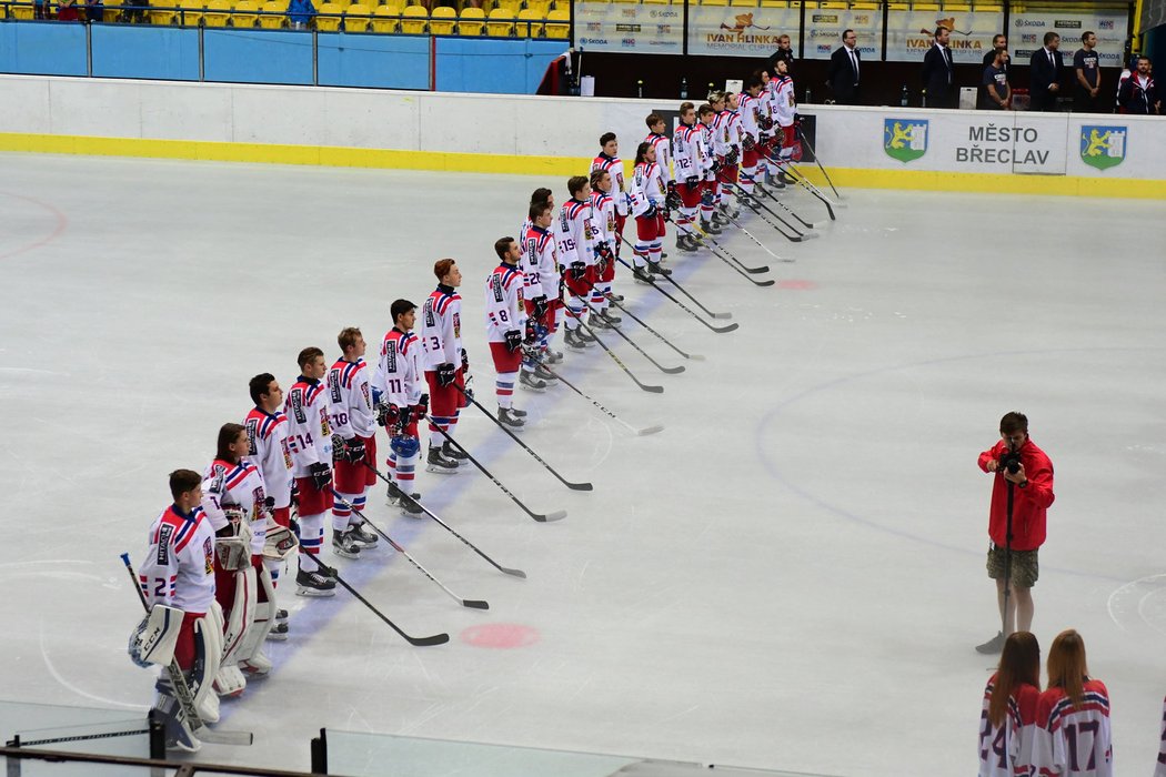 Česká reprezentace do 18 let při poslechu státní hymny