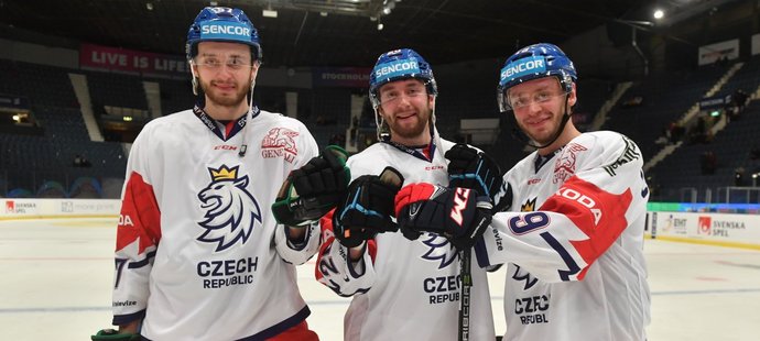 Bratři (zprava) Tomáš, Hynek a Radim Zohornovi si připsali společnou premiéru v dresu národního týmu. A debut to byl vítězný! Česko vyhrálo nad Švédskem 5:2