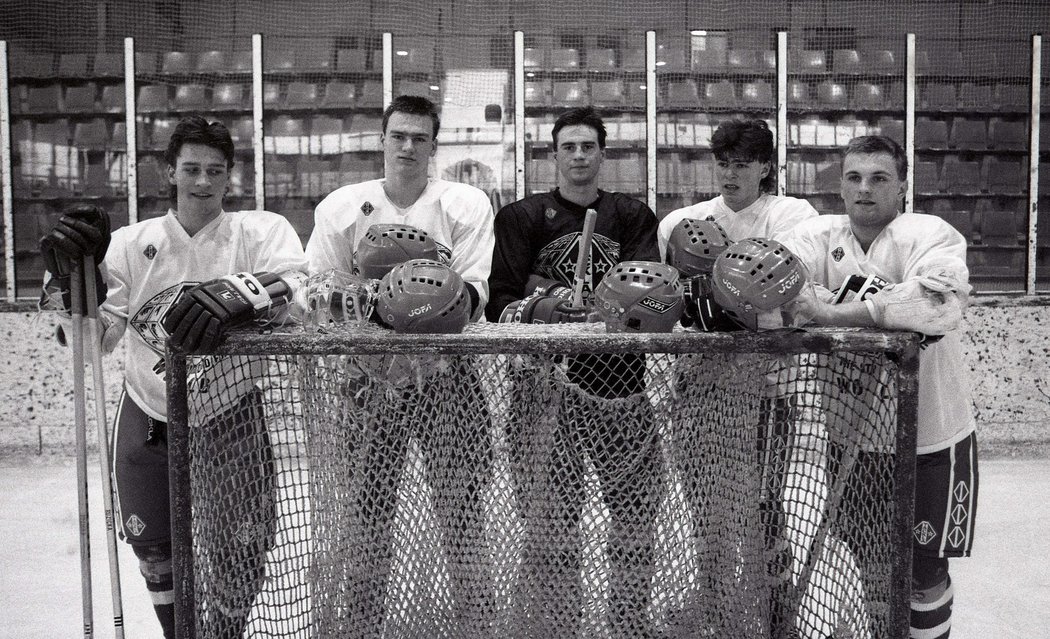 Mladí reprezentanti ČSSR v roce 1990: zleva Jiří Šlégr, Robert Holík, Josef Beránek, Jaromír Jágr a Robert Reichel