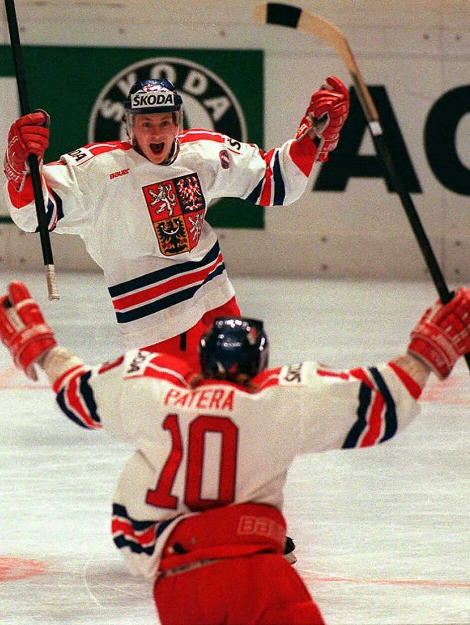 Martin Procházka se raduje s Pavlem Paterou z gólu v semifinále MS v hokeji 1996
