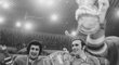 Jaroslav Pouzar a Miroslav Dvořák na mistrovství světa 1976, kde českoslovenští hokejisté získali pohár pro mistry světa, Evropy a také pohár slušnosti...