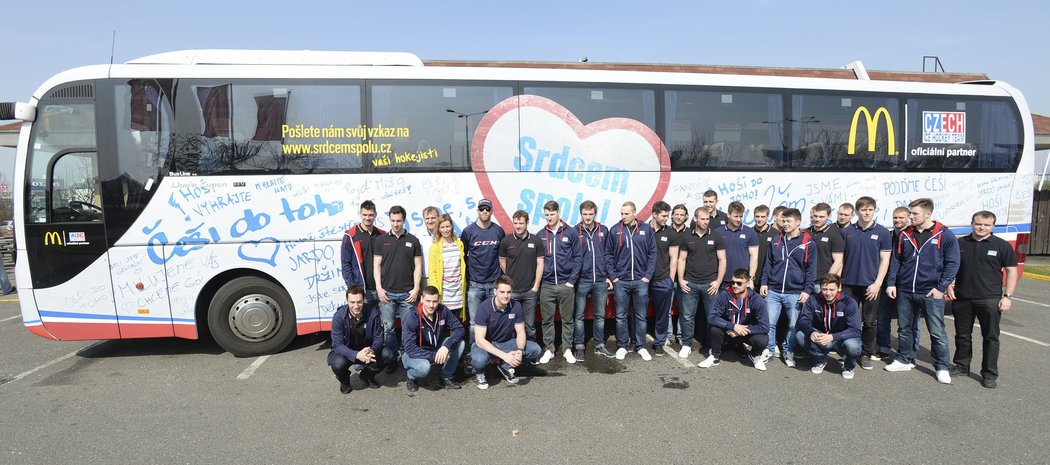 Hokejisté se vyfotili s autobusem národního týmu