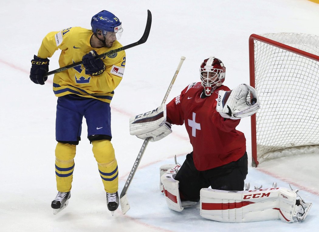 Švýcarský brankář Reto Berra lapil šanci Jimmieho Ericssona