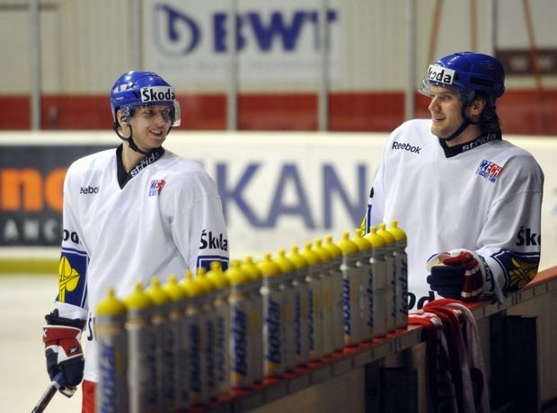 Obránci Miroslav Blaťák (vlevo) a Michal Barinka na tréninku české reprezentace. Obránci Miroslav Blaťák (vlevo) a Michal Barinka na tréninku české reprezentace.