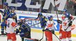 Čeští hokejisté se radují z gólu proti Švédsku