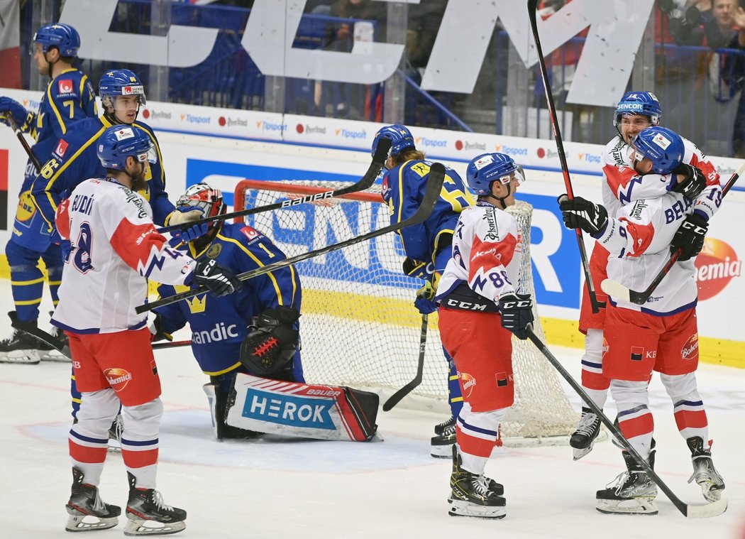 Čeští hokejisté se radují z gólu proti Švédsku