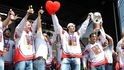 Jaromír Jágr na Staroměstském náměstí slaví s českým reprezentanty titul mistrů světa v roce 2015