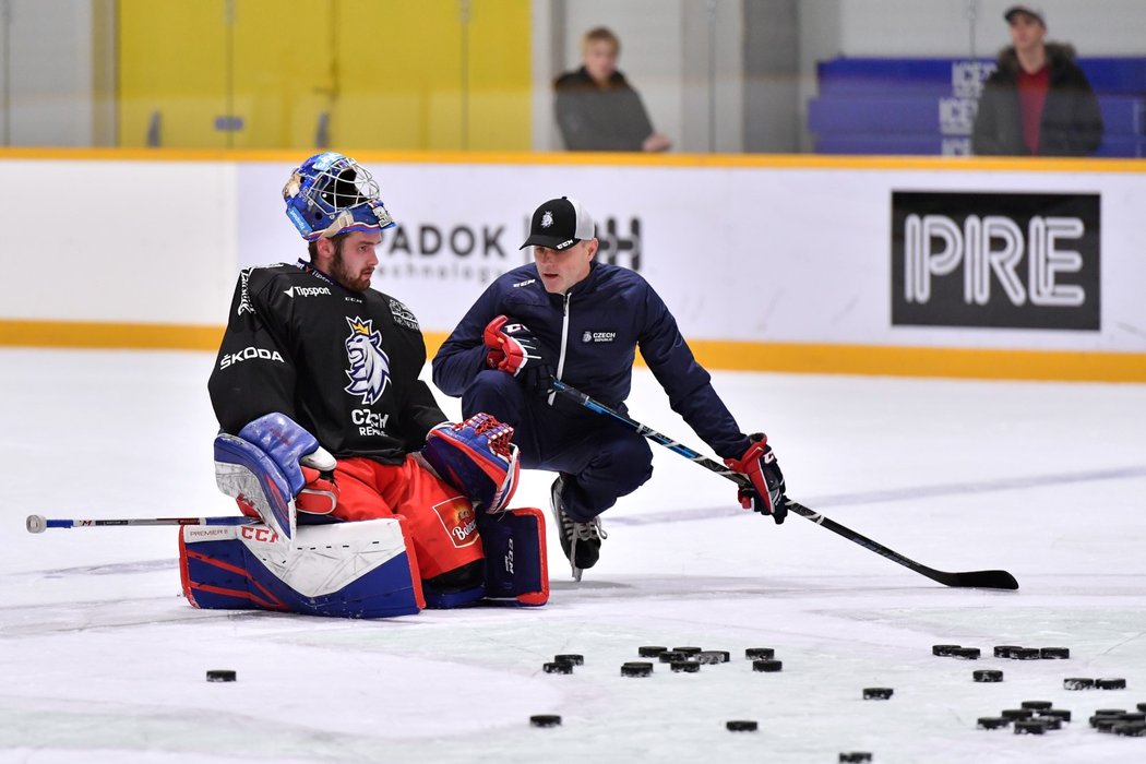 Reprezentační gólman Patrik Bartošák se radí s trenérem gólmanů Zdeňkem Orctem