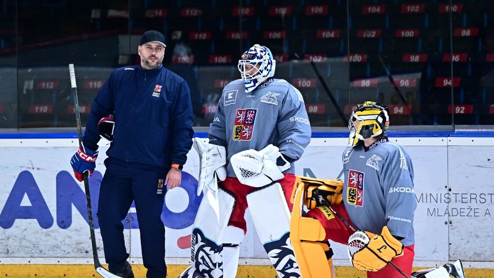 Čeští brankáři Petr Kváča a Petr Čajan s trenérem Ondřejem Pavelcem