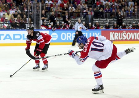 Červenka se snaží dostat kotouč před kanadskou bránu