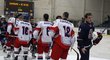 Česká hokejová reprezentace (na snímku po utkání s USA) prohrála i zápas s Kanadou a k postupu potřebuje v posledním duelu porazit Finsko