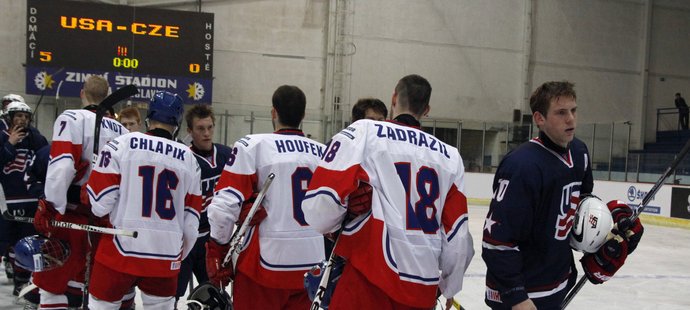 Česká hokejová reprezentace (na snímku po utkání s USA) prohrála i zápas s Kanadou a k postupu potřebuje v posledním duelu porazit Finsko