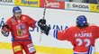 Jakub Petružálek se spolu s útočníkem Lukášem Kašparem raduje z gólu do sítě Ruska v utkání Euro Hockey Tour