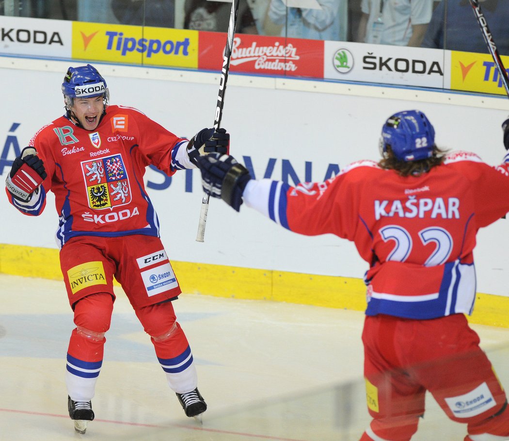 Jakub Petružálek se spolu s útočníkem Lukášem Kašparem raduje z gólu do sítě Ruska v utkání Euro Hockey Tour