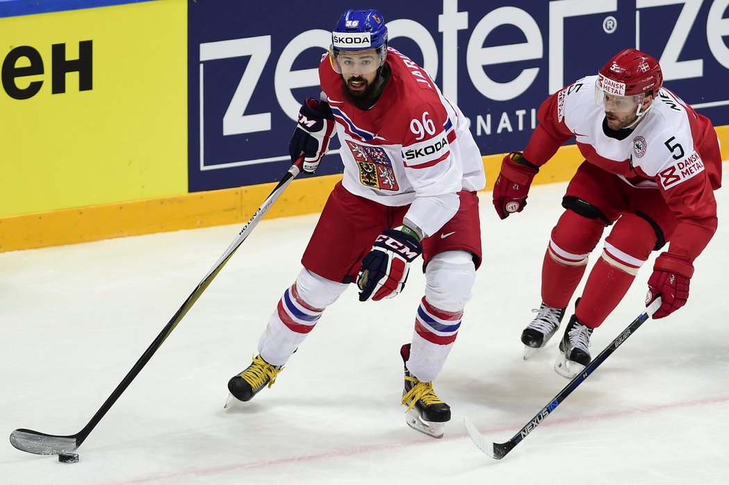 Český útočník Richard Jarůšek a dánský reprezentant Daniel Nielsen v souboji o puk v zápase skupiny A na MS v Rusku