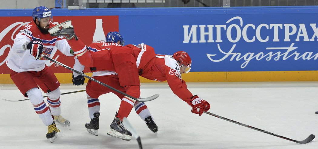 Čeští hokejisté Richard Jarůšek a Jakub Jeřábek si defenzivní