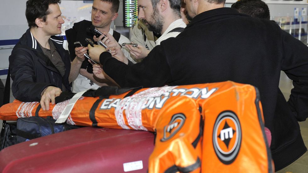 Patrik Eliáš (vlevo) při rozhovoru s novináři po svém příletu ze zámoří
