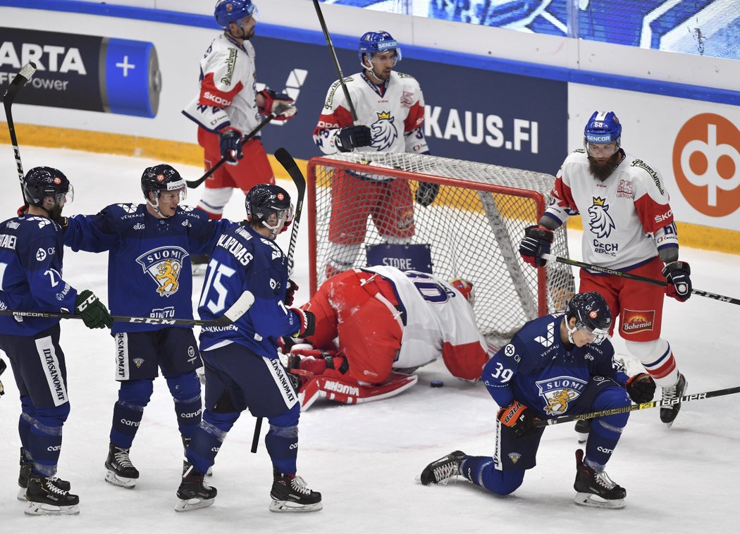 Hokejisté Finska se radují z gólu Andreie Hakulinena (vpravo) do sítě Šimon Hrubce, vedle něj zklamaný Adam Polášek