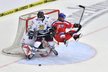 Michal Řepík padá po zákroku Fina Topiho Jaakoly v zápase na Českých hokejových hrách