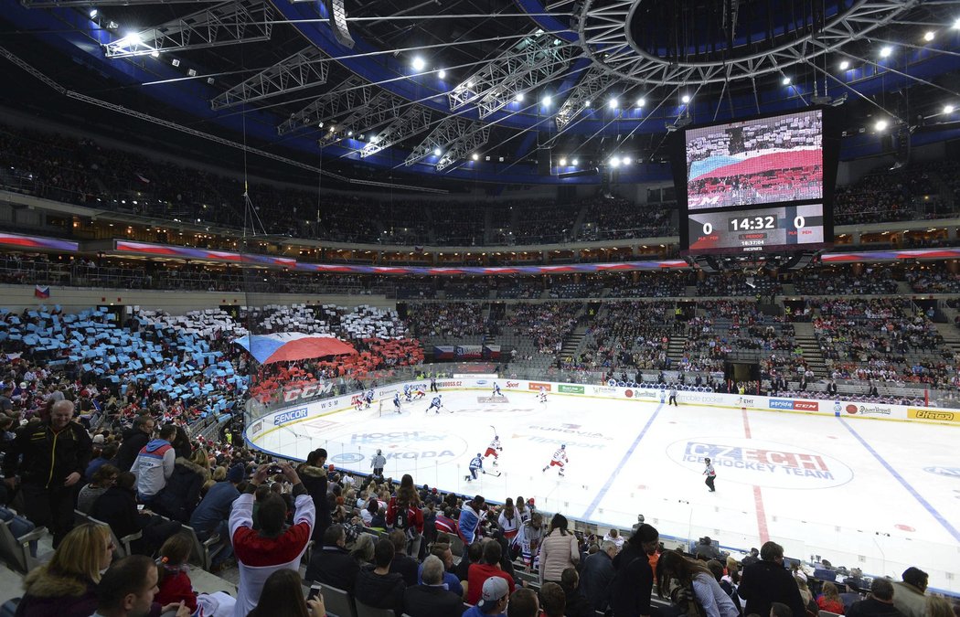 O2 arena byla na zápas českých hokejistů s Finskem hodně zaplněná, fanoušci předvedli i tohle choreo