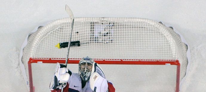 Český brankář Ondřej Pavelec se raduje z vítězství ve čtvrtfinále