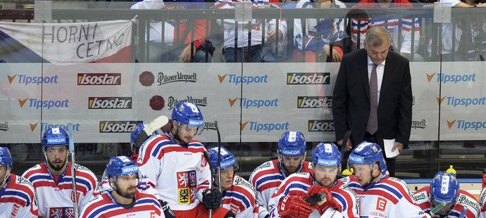 Zklamaní čeští hokejisté v duelu s Finskem před střídačkou a trenérem Vladimírem Vůjtkem