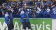 Hokejisté Finska se radují z gólu do sítě české reprezentace