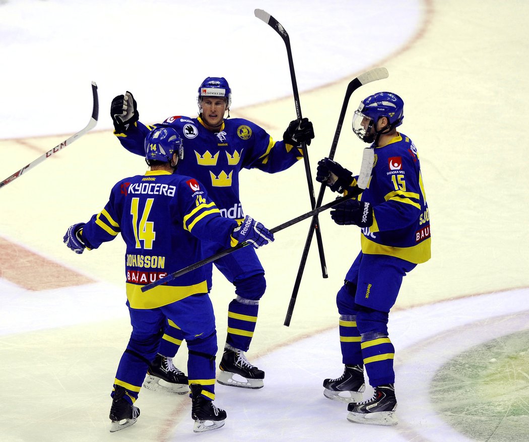 Švédští hokejisté se radují z gólu na 1:0