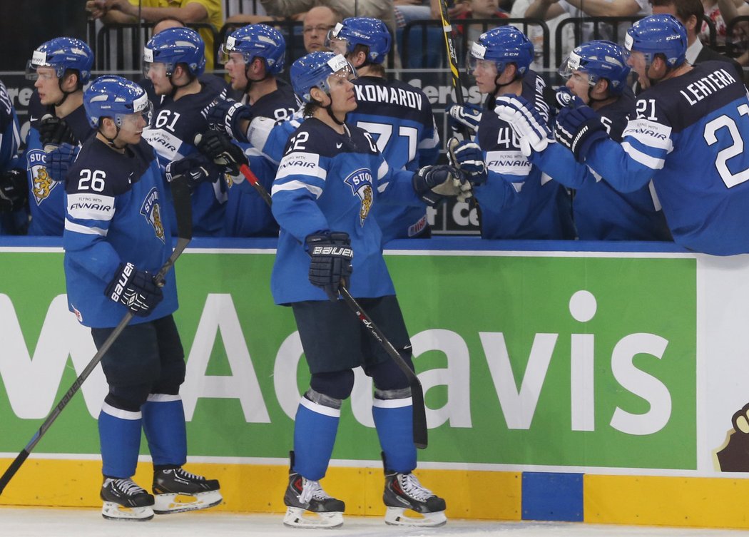 Hokejisté Finska se radují z gólu do sítě české reprezentace