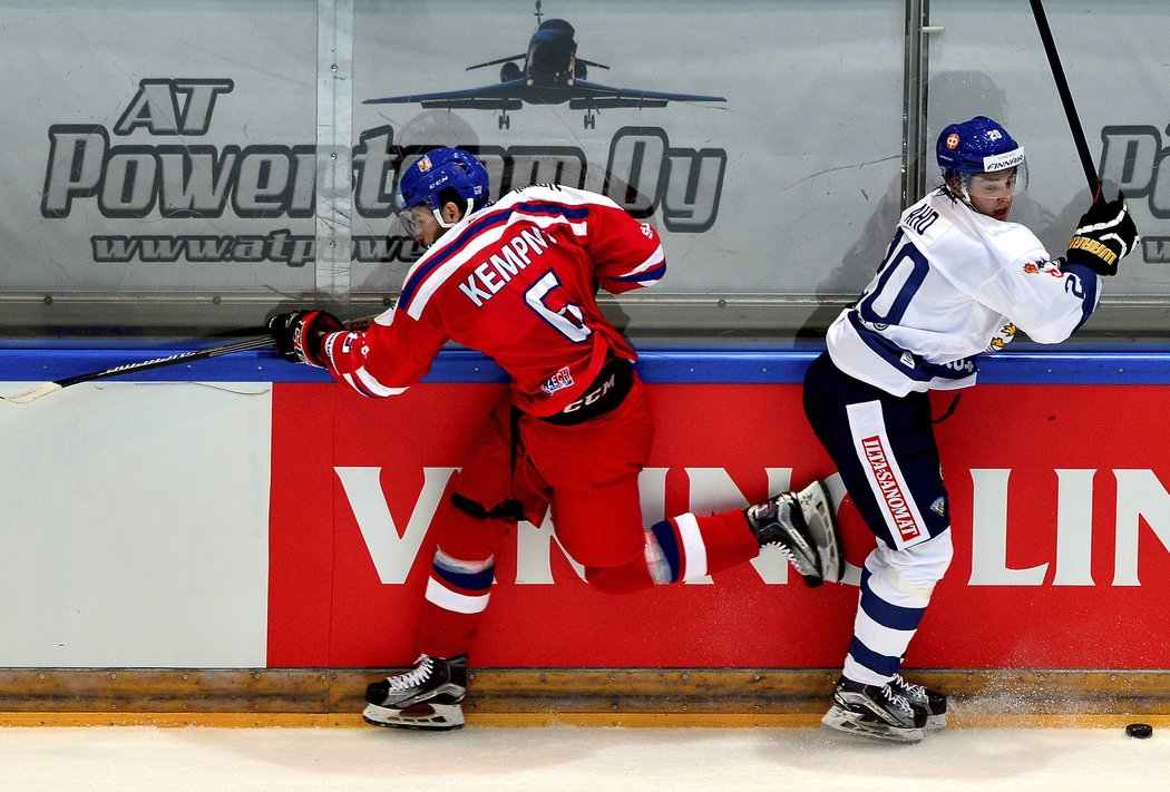 Michal Kempný a Sebastian Aho v souboji u mantinelu