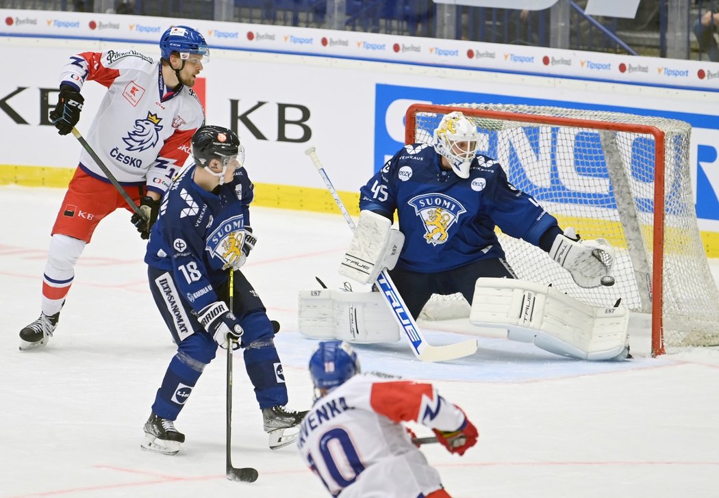 Čeští hokejisté v zápase s Finskem