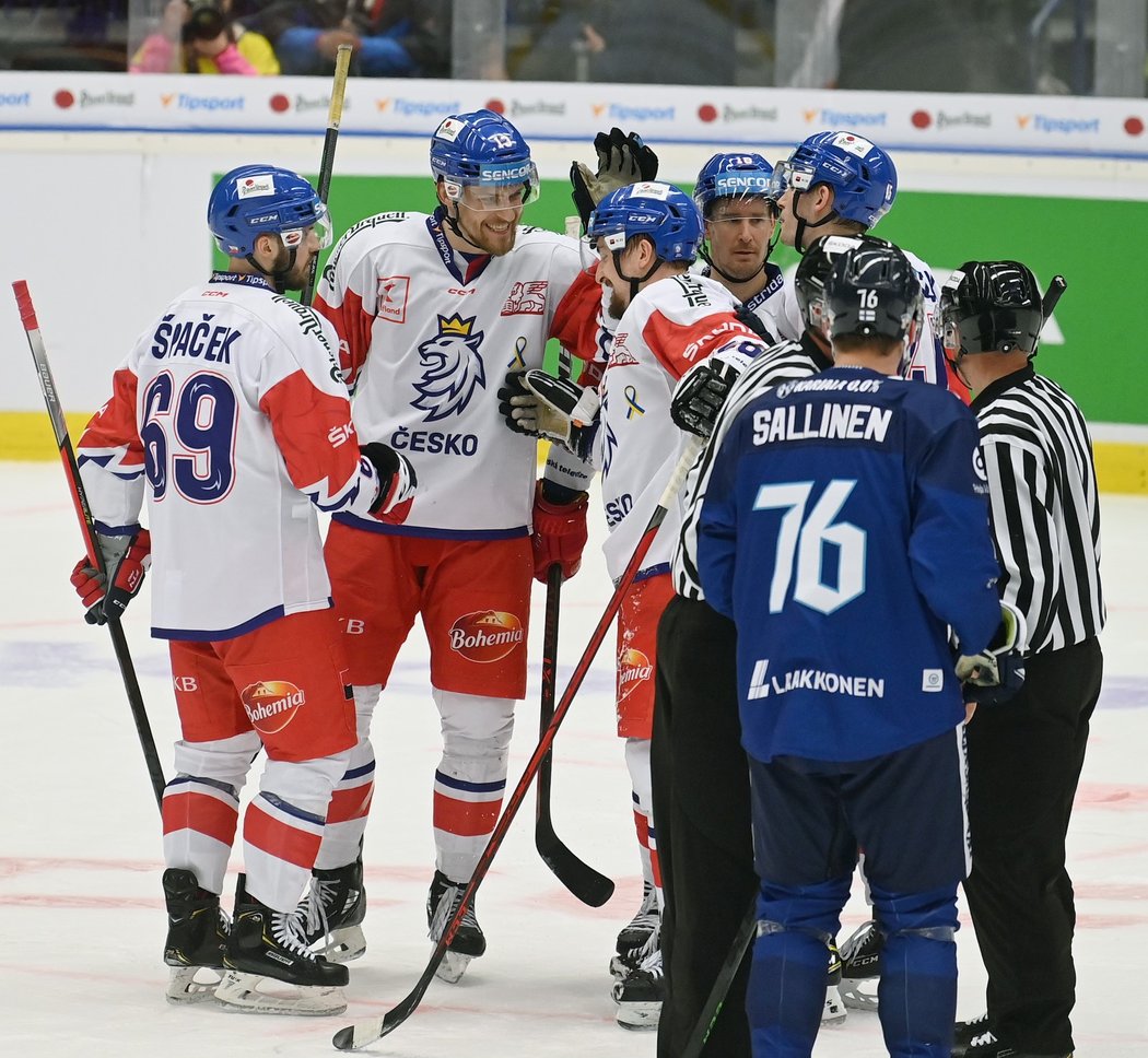 Čeští hokejisté v zápase proti Finsku