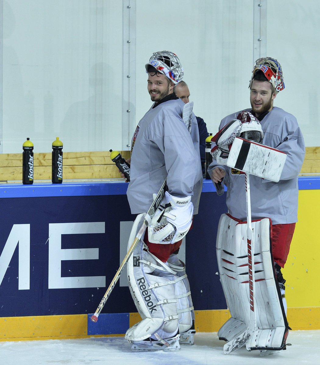 Pavel Francouz (vpravo) a Dominik Furch na tréninku české hokejové reprezentace během šampionátu v Rusku