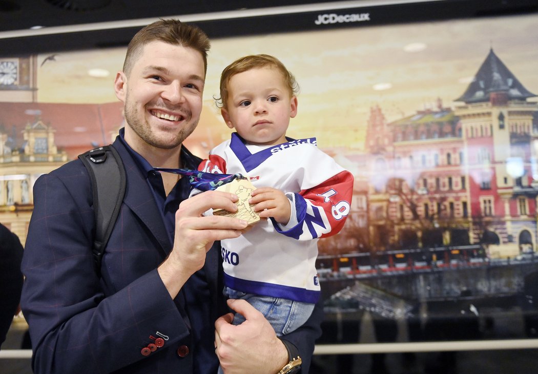 Reprezentační útočník Tomáš Hertl po návratu z bronzového MS ve Finsku se synem