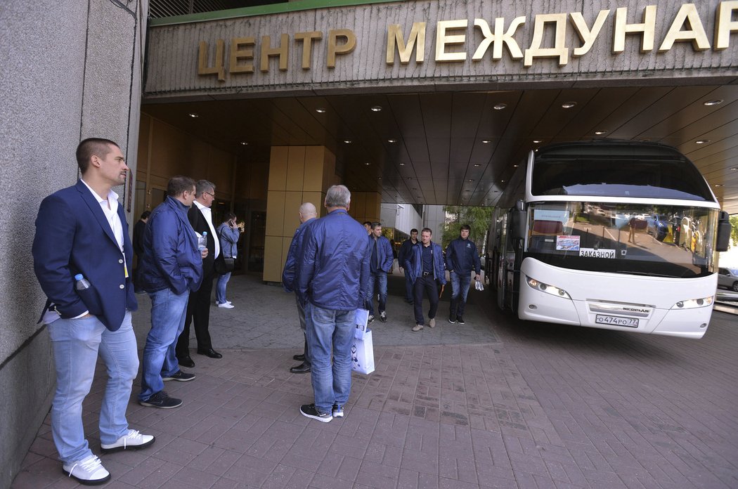 Čeští hokejisté se chystají na odjezd z hotelu do haly, vlevo kapitán Tomáš Plekanec