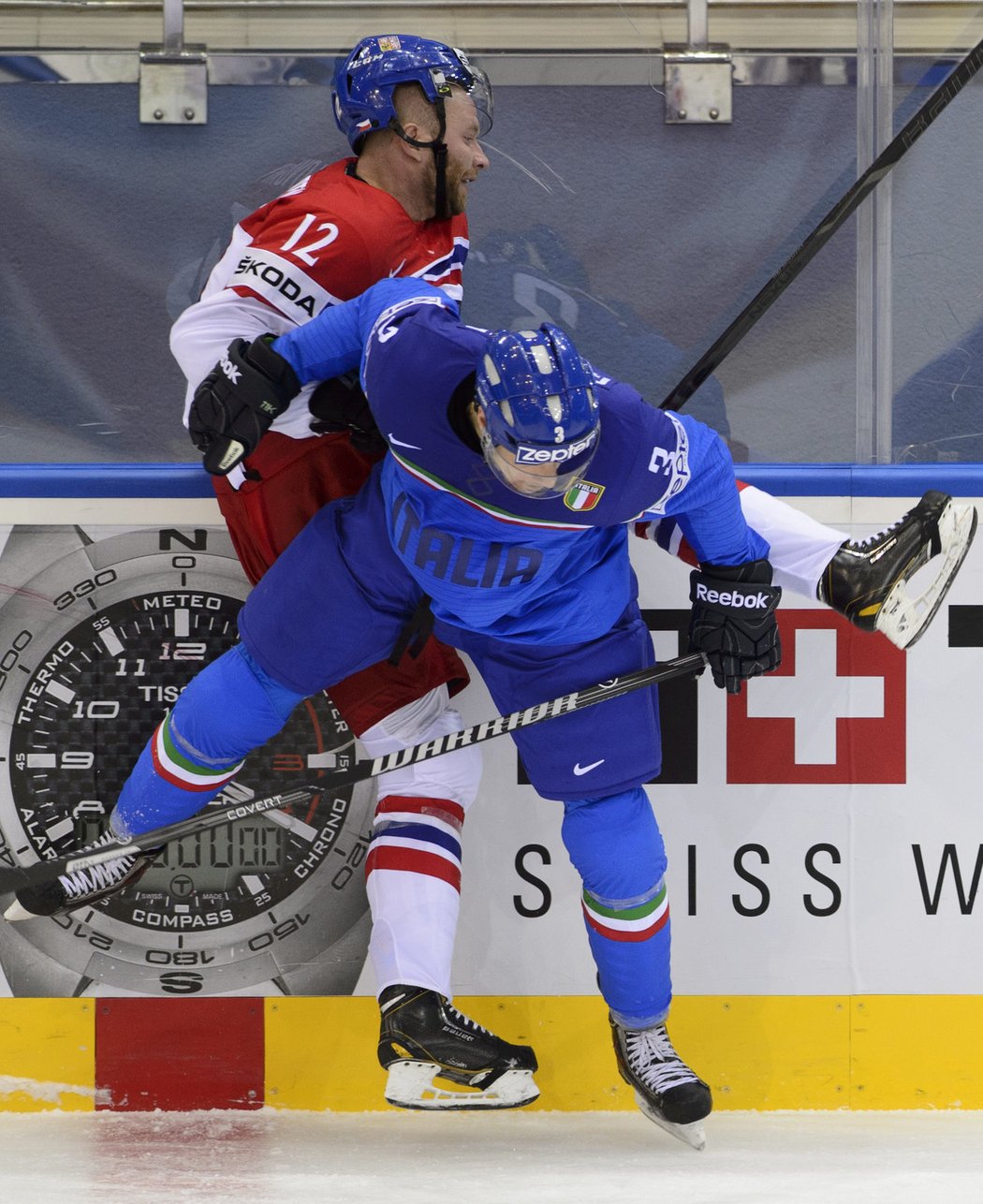 Novotný se snaží protlačit přes italského hokejistu Gandera