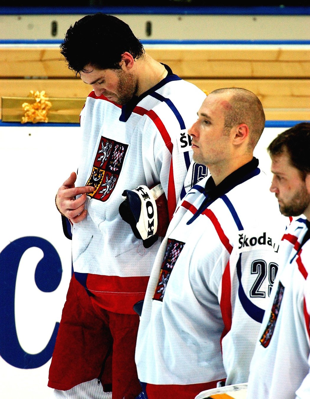 Jaromír Jágr smutní po vyřazení ve čtvrtfinále s USA na domácím šampionátu 2004