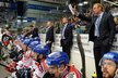 Bývalý vynikající útočník, teď asistent trenéra české hokejové reprezentace Václav Prospal na střídačce národního týmu